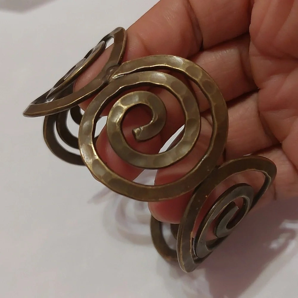 Vintage Minoan Swirls Hammered Brass Cuff Bracelet - Picture 3 of 9